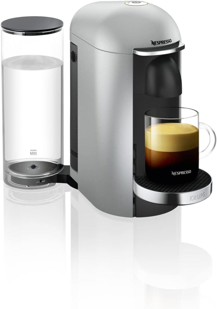 Máquina de café Nespresso con una taza de café