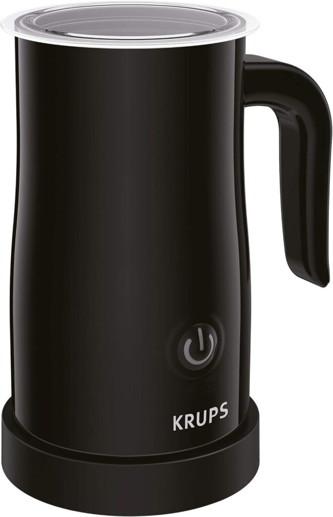 Un espumador de leche negro de Krups con un mango y un botón de encendido en el frente