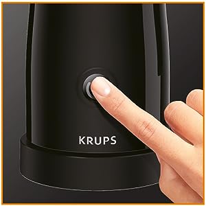 Molinillo eléctrico negro de Krups con el botón de encendido pulsado