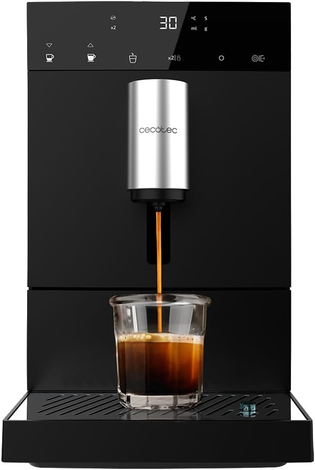 Una máquina de café negra con una taza de plata y un vaso de café en una bandeja de goteo