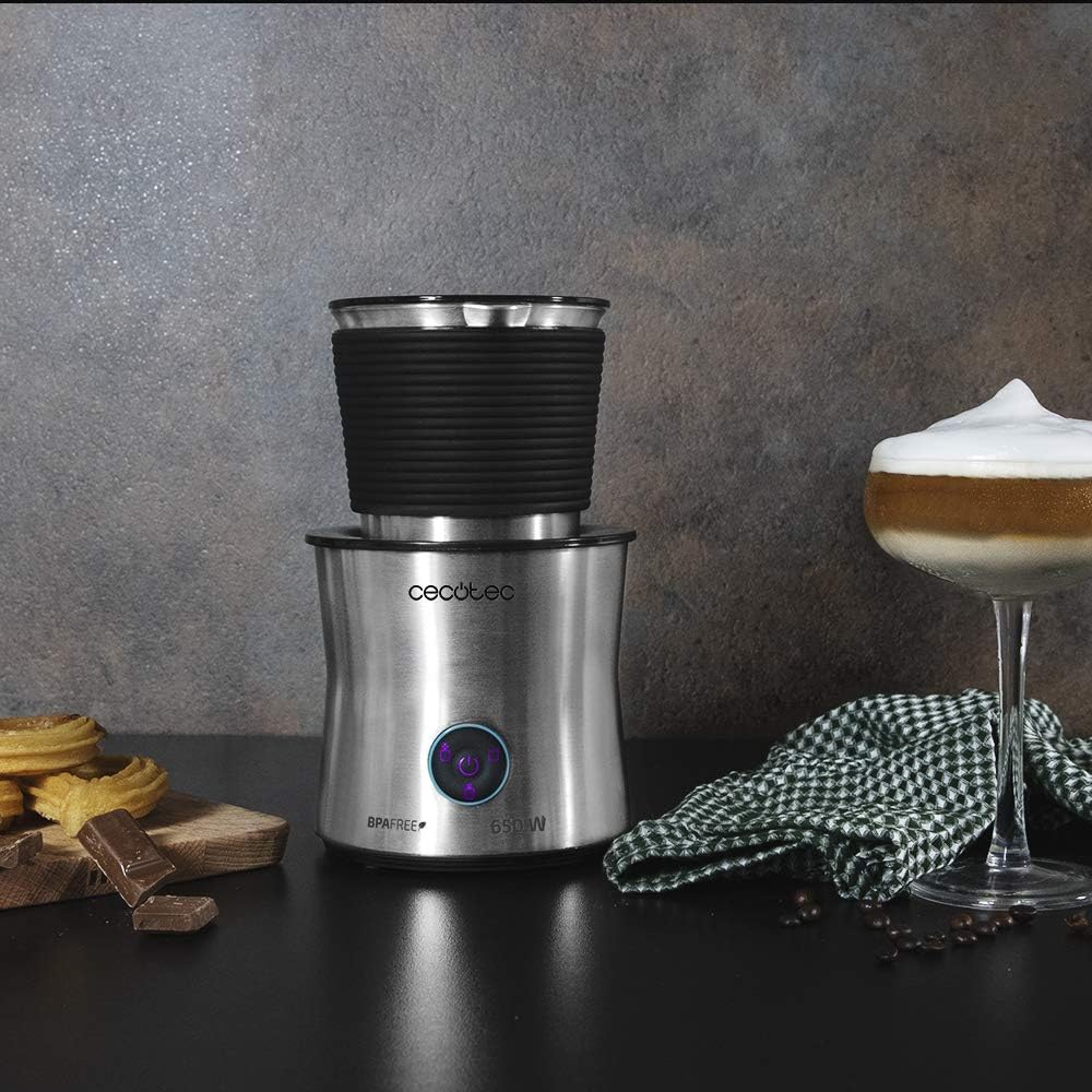 Máquina de café cecotec Nespresso con una taza de café